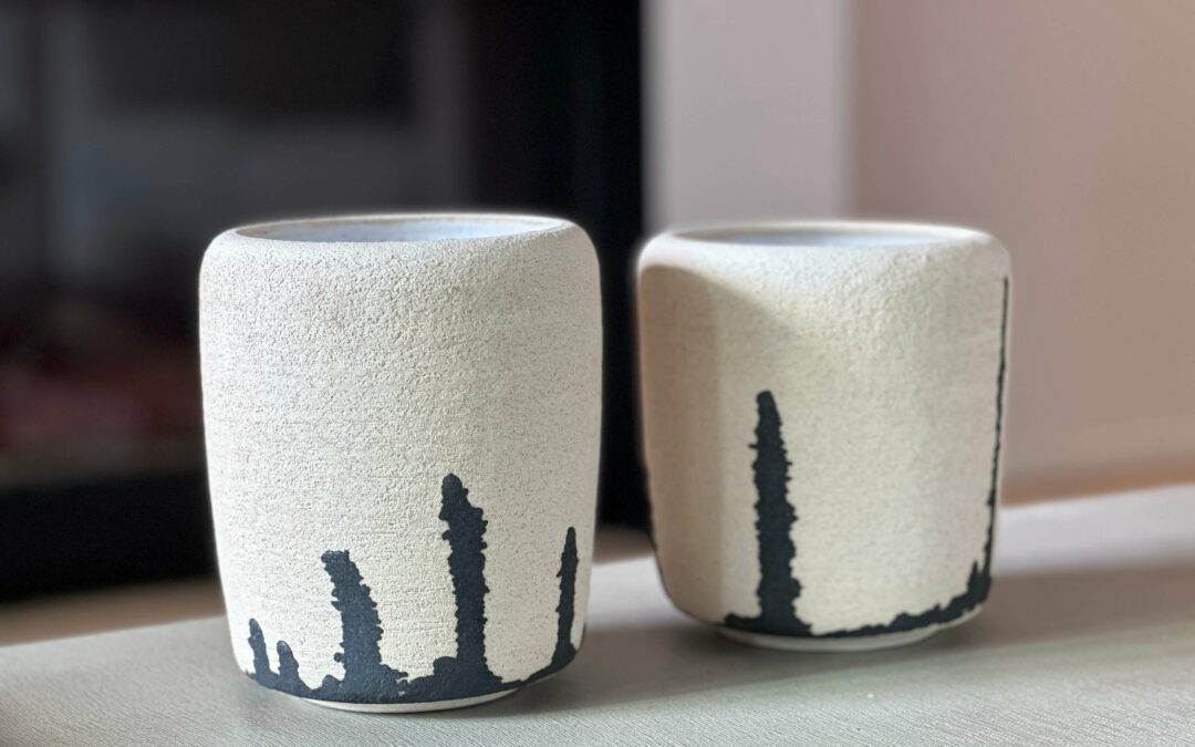 Paire de vases grès blanc à coulure de cuivre – Olivier Arnoux
