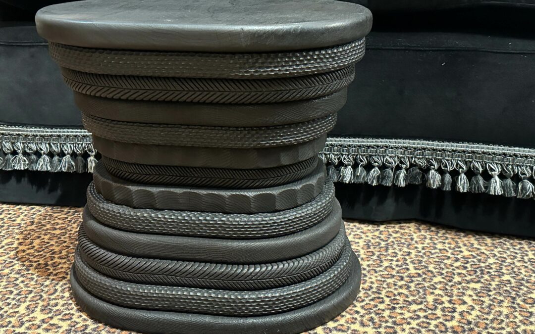 Lucas Castex – Paire de tabourets oval sculpté, brûlé