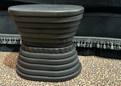 Lucas Castex – Paire de tabourets oval sculpté, brûlé