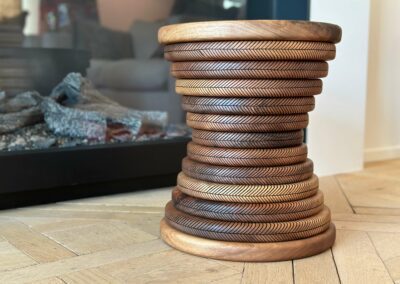 Lucas Castex – Paire de tabourets ronds sculptés chevrons en noyer naturel